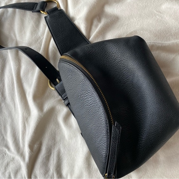 Universal Thread Black Adjustable Crossbody Bag - Picture 10 of 12